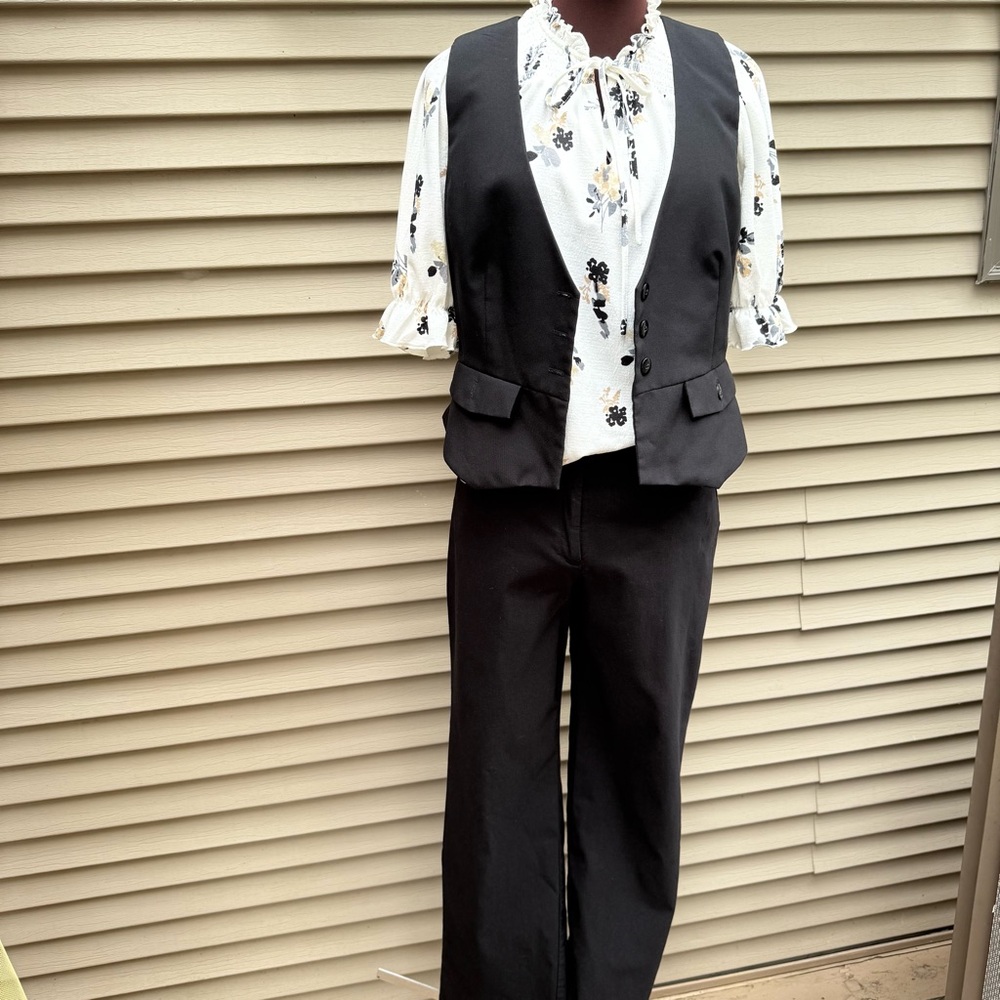 Chic Black Vest - Fits Sizes S-M - Picture 5 of 8